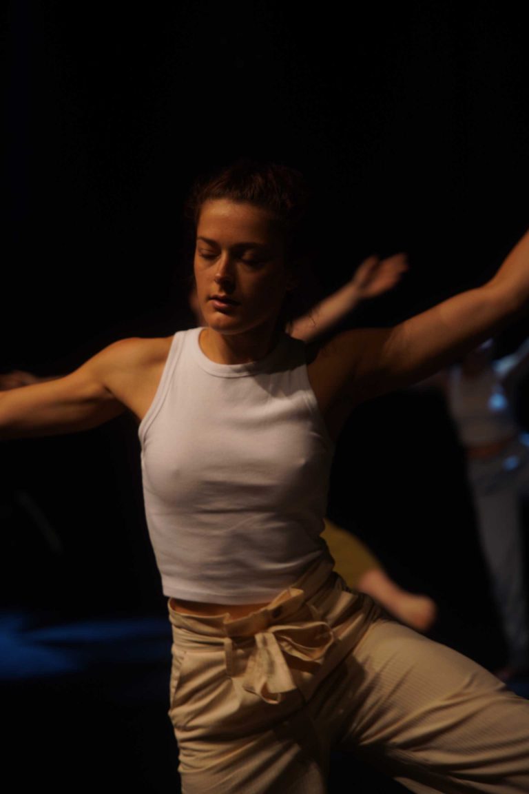 photo portrait d'une danseuse les bras écartés par MITHRIL PRODUCTION production vidéos et photos