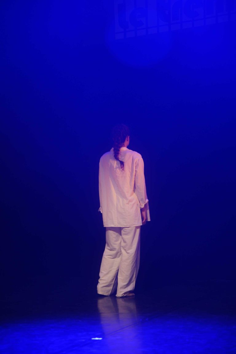 photo d'une femme de dos en blanc avec un fond de lumière bleu par MITHRIL PRODUCTION production vidéos et photos