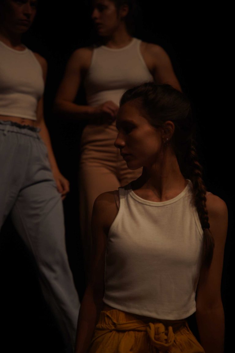 photo d'une danseuse tournant sa tête de profil par MITHRIL PRODUCTION production vidéos et photos