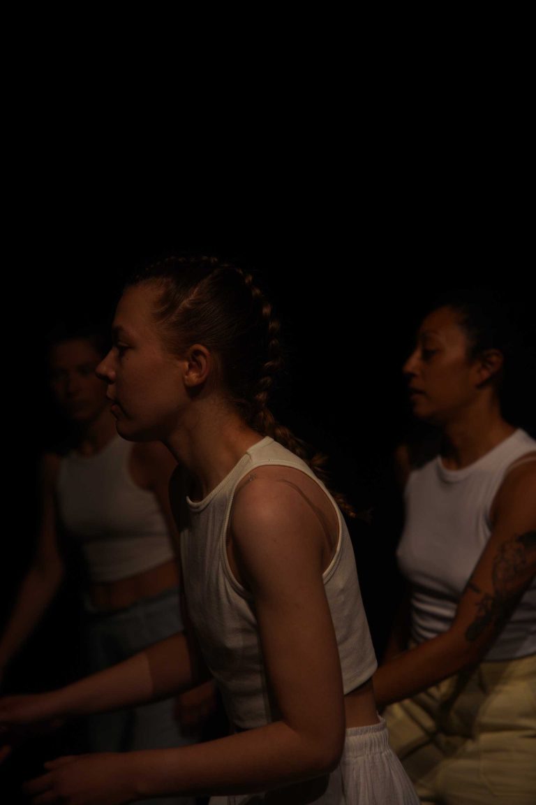 photo de danseuses fond noir par MITHRIL PRODUCTION production vidéos et photos