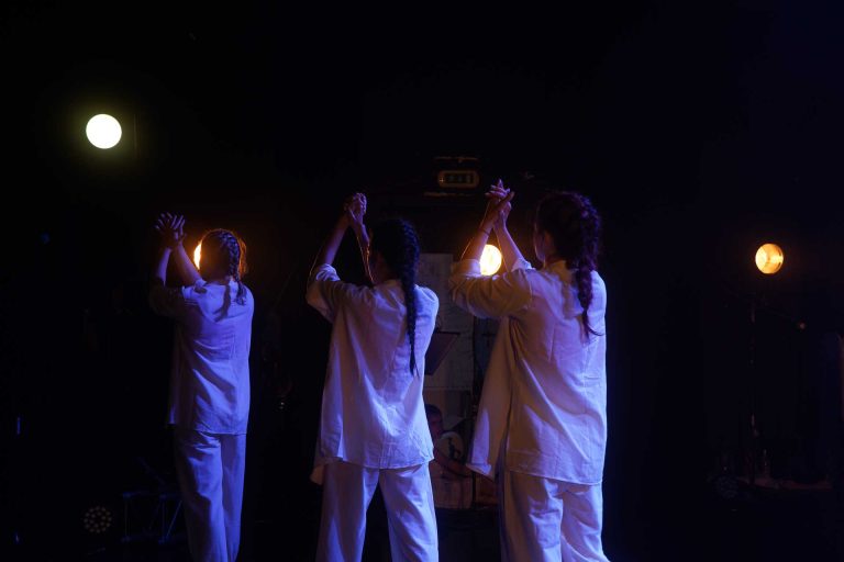 photo d'un spectacle avec femmes de dos aux cheveux tressés par MITHRIL PRODUCTION production vidéos et photos