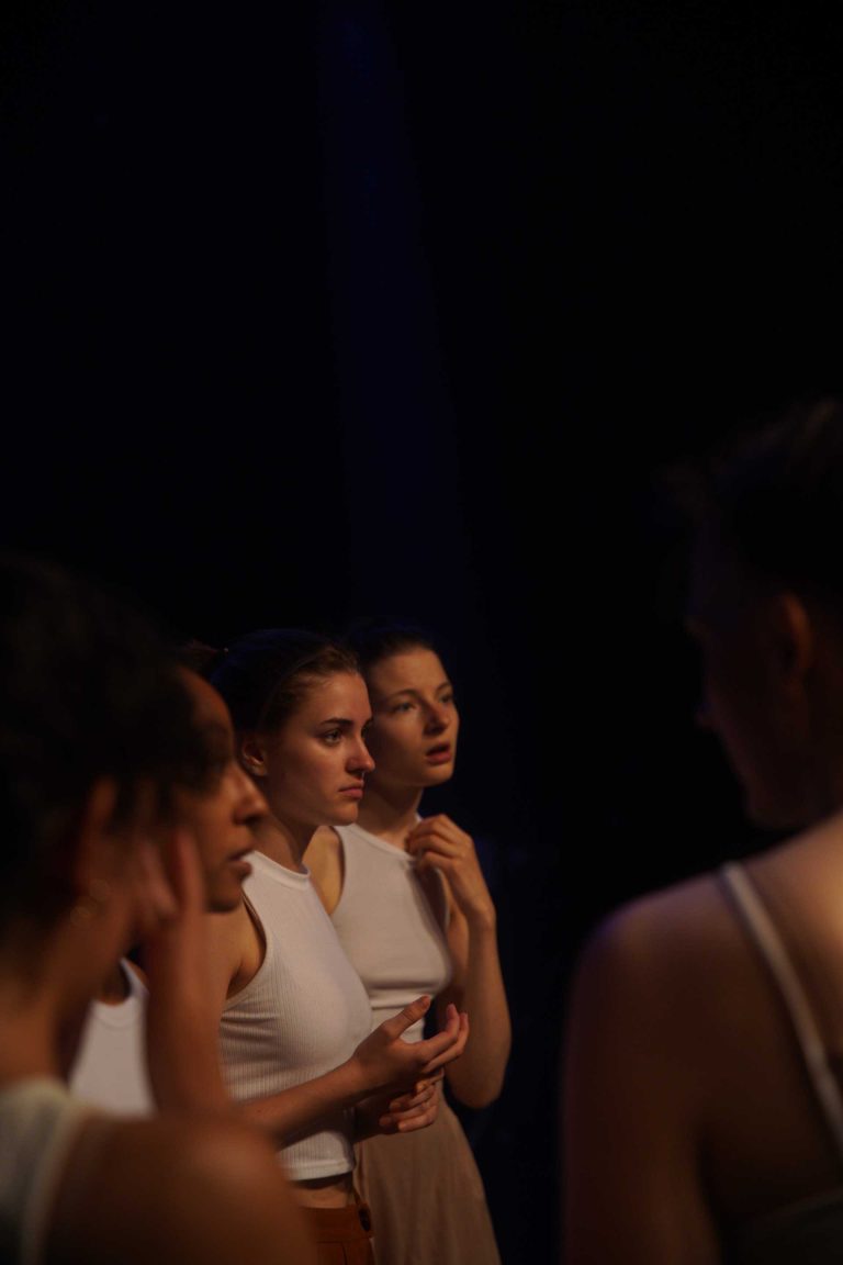 photo d'un groupe de danseuses en préparation par MITHRIL PRODUCTION production vidéos et photos