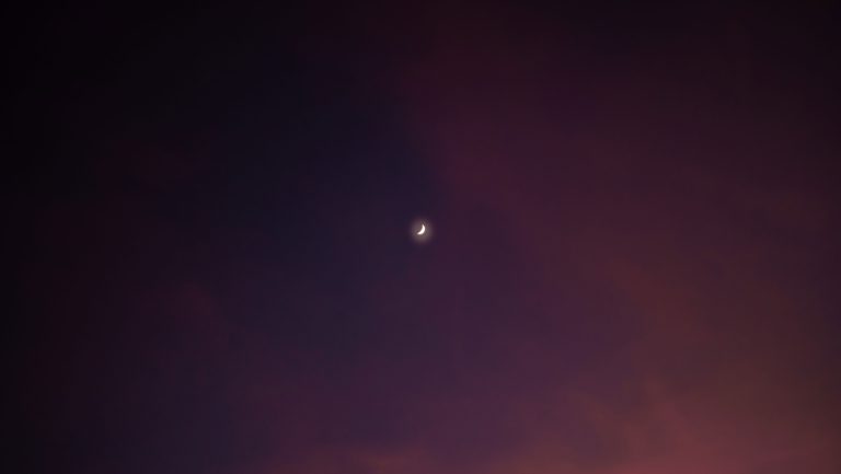 photo croissant de lune ciel rougeâtre par MITHRIL PRODUCTION production vidéos et photos