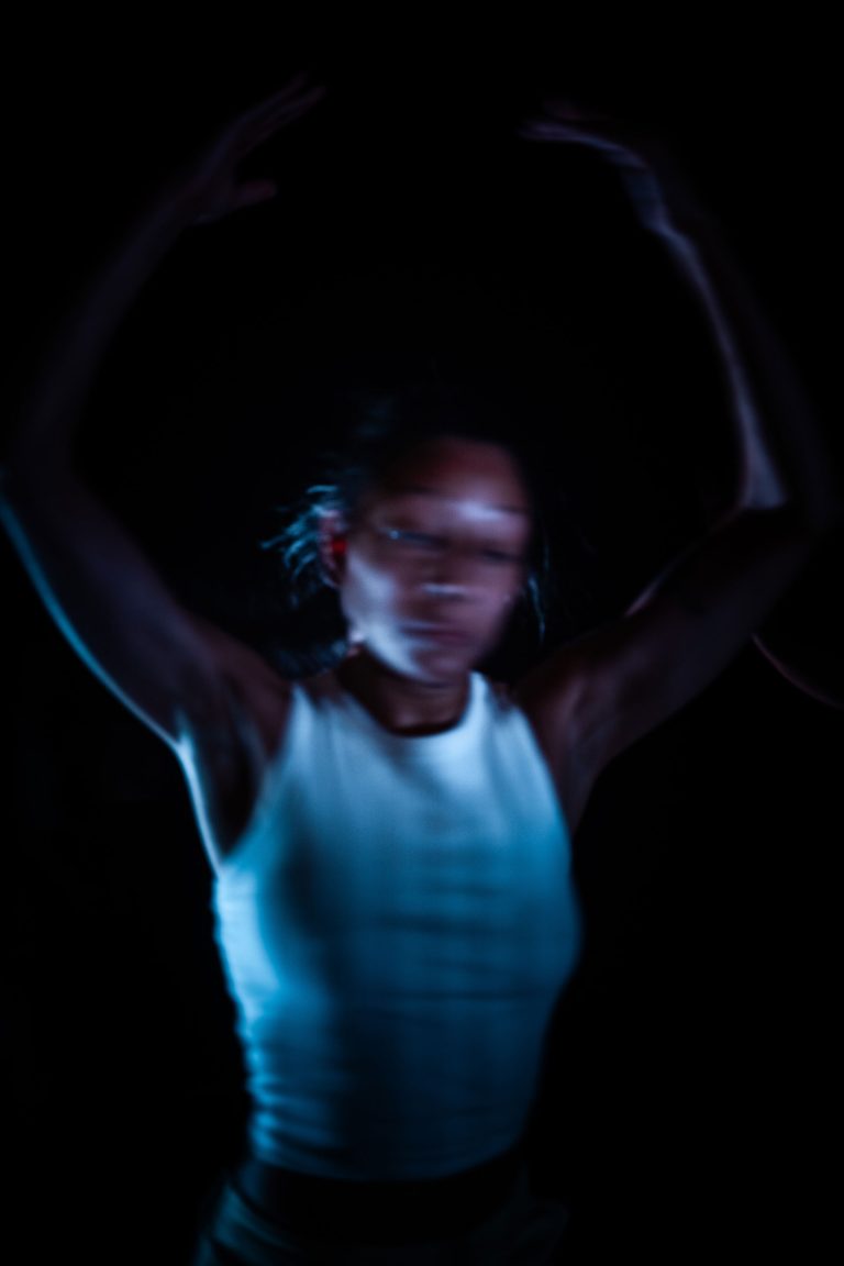 photo d'une danseuse flou dans l'obscurité par MITHRIL PRODUCTION production vidéos et photos