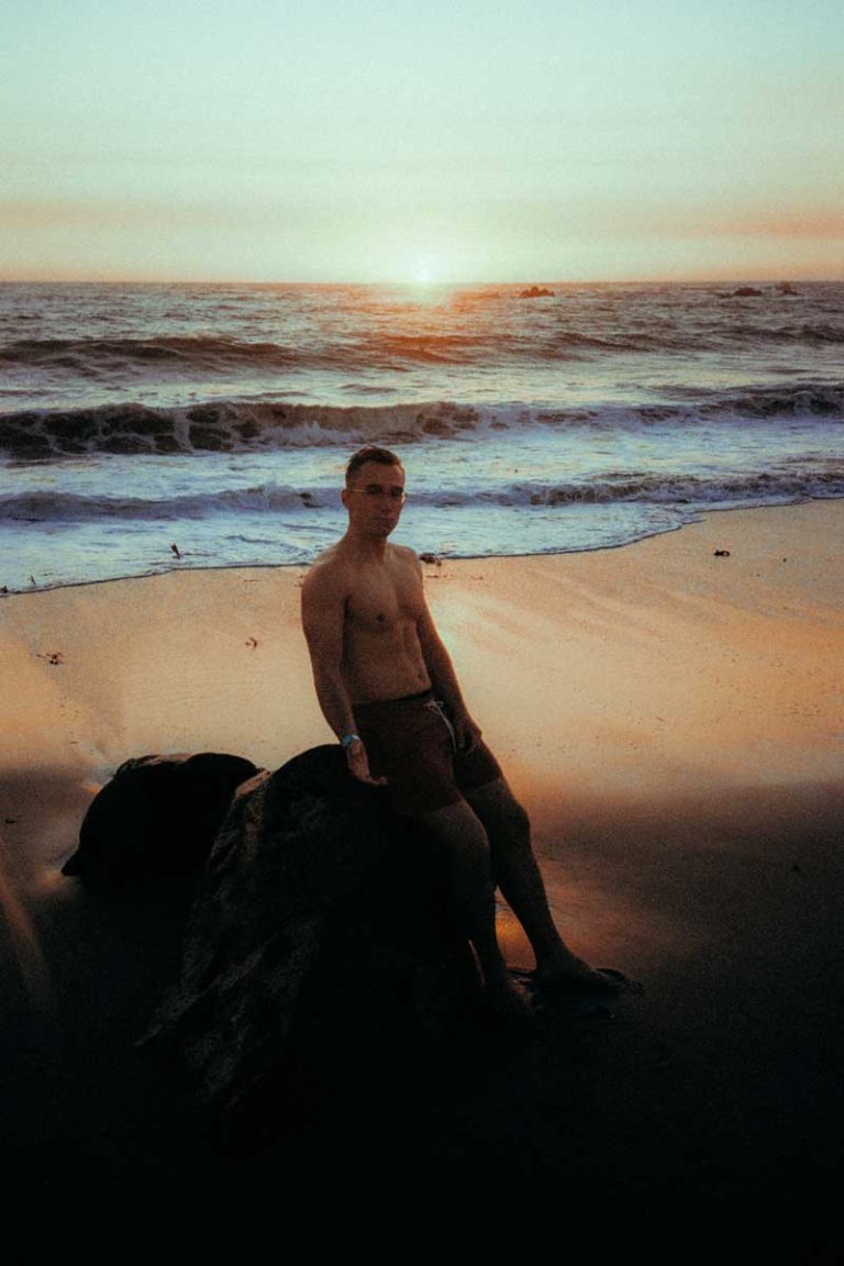 photo d'un homme à la plage torse nu par MITHRIL PRODUCTION production vidéos et photos