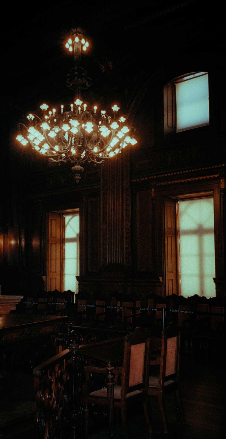 photo d'un intérieur bourgeois ancien avec lustre par MITHRIL PRODUCTION production vidéos et photos