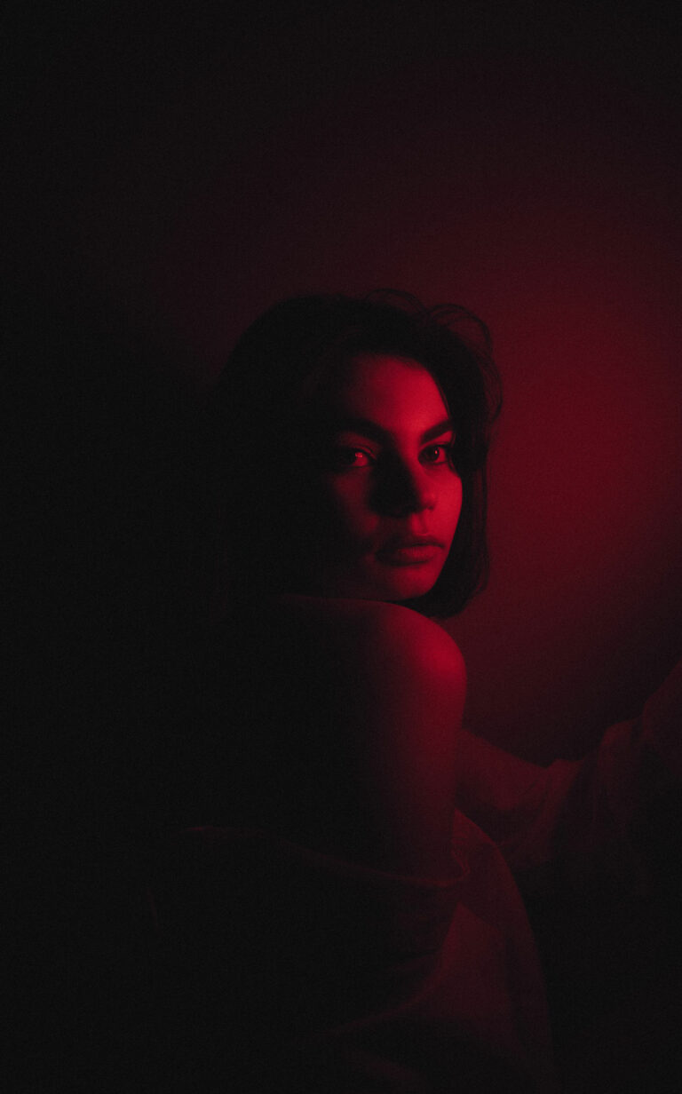 photo portrait d'une femme dans un clair obscur rouge par MITHRIL PRODUCTION production vidéos et photos