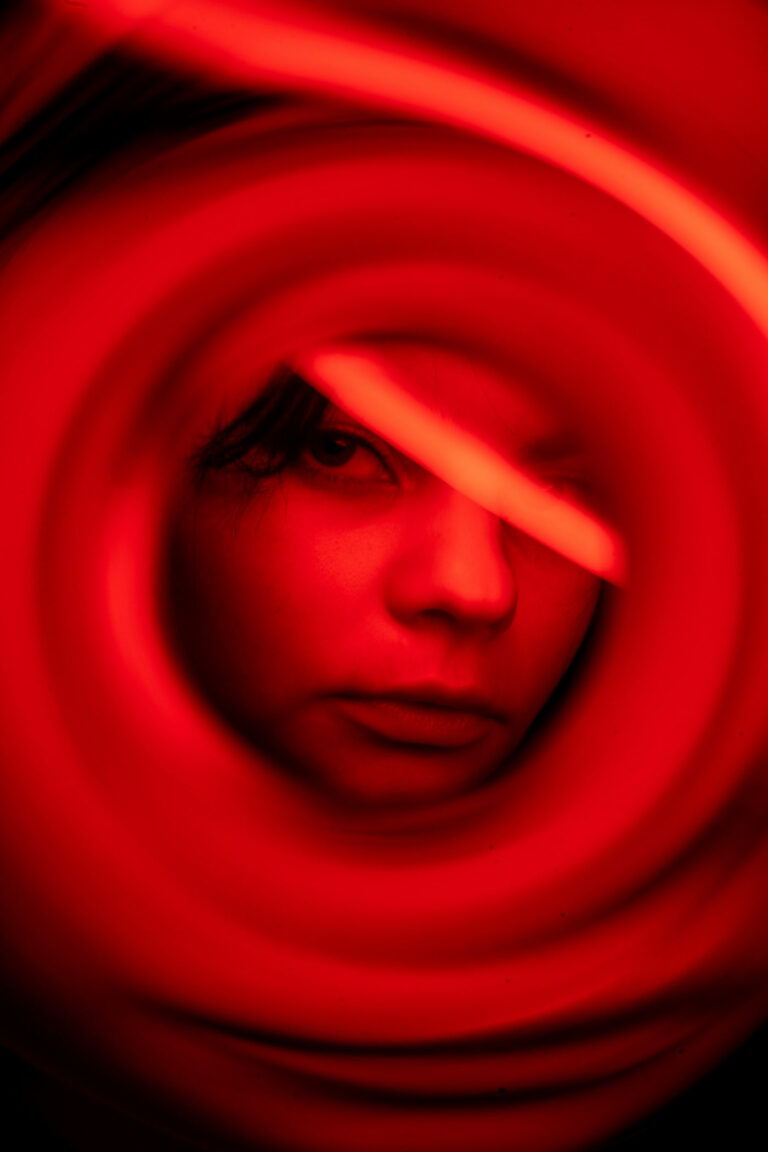 photo d'un visage de femme dans une spirale rouge par MITHRIL PRODUCTION production vidéos et photos