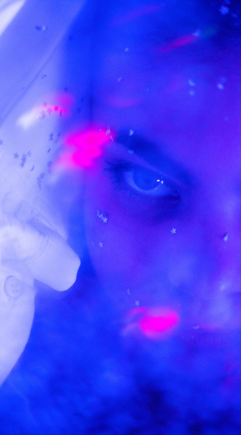 photo d'un visage de femme floue avec des paillettes dans une lumière bleu par MITHRIL PRODUCTION production vidéos et photos